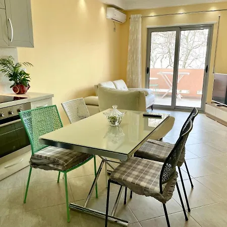 Aparthotel Tourists 3*